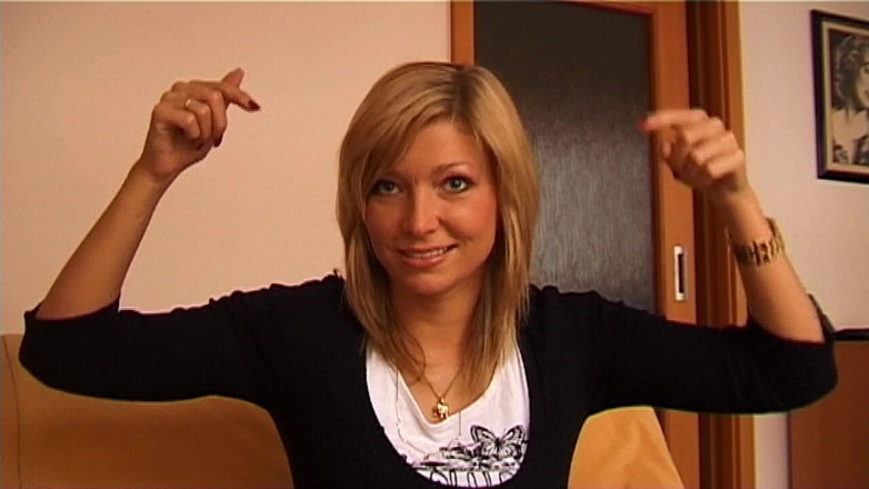 Bitch hunter: Geile blonde milf glimlacht verleidelijk klaar voor smerig plezier