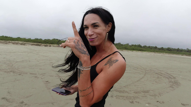 Casal Mattos Trans: Fucks Cast on the beach: zlobivá trans osoba, která na...