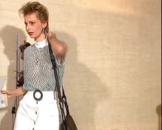 Deutsche Camgirls: 三个穿着丝袜的德国小妞在沙发上互相指交