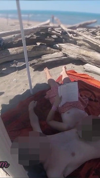 Risicovolle aftrekbeurt op het Canarische strand betrapt op het lezen van een boek - Misscreamy