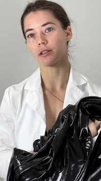 Des bts non coupés essayent une combinaison en lycra brillant avec un manteau de laboratoire blanc