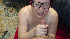 Cum and piss play fun!: 一次口交、打手枪和射在她的眼镜上