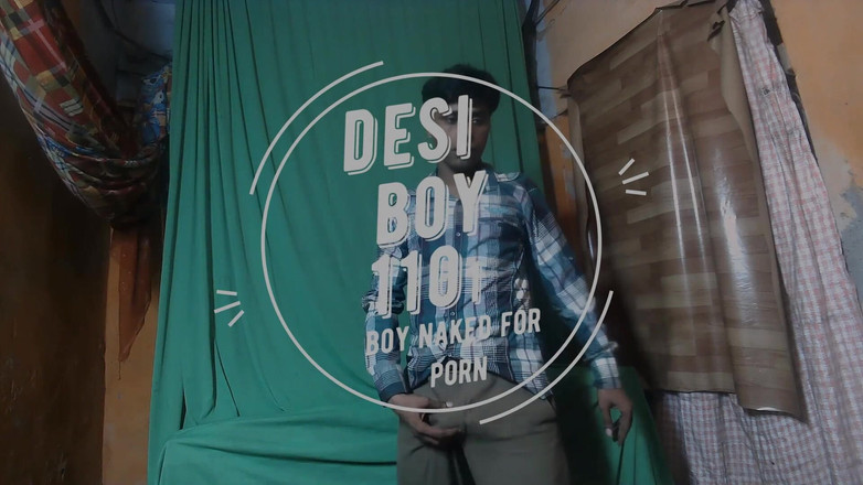 Desiboy110Ankit: Pișare indiană sexy sorbind din sticlă