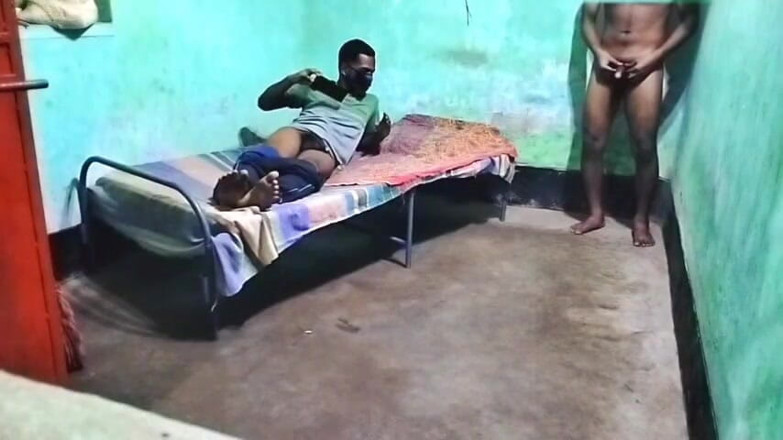 Desi Tits: Догоняю братца перед вебкамерой в гей-порно