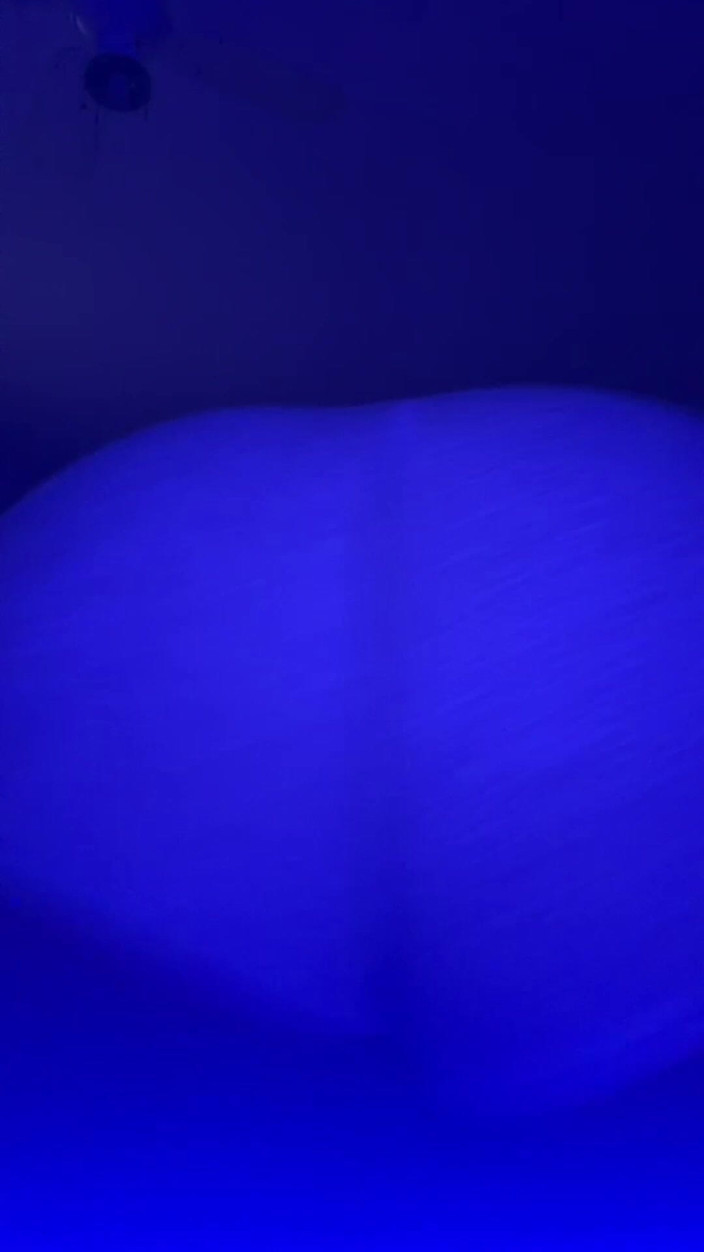 Phathousewife: Wielki tyłek twerking w niebieskim świetle