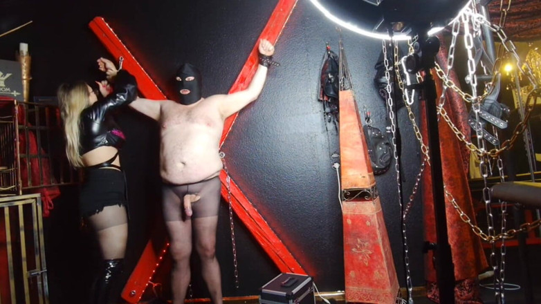 Queen_of_BDSM: ナイロン・ミストレスがあなたのペニスを限界まで押し込みます!
