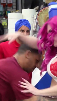 Tlustá Lily Lou přistižena při krádeži je potrestána dvěma bodega úředníky