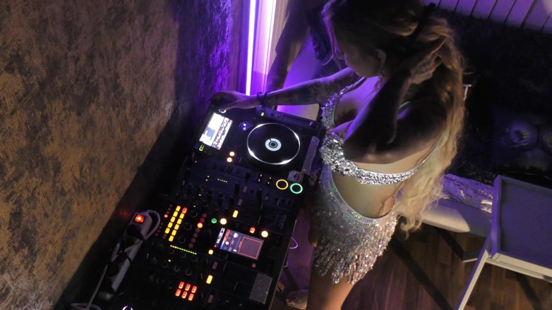No panties TV: Senza mutandine grandi tette culo grosso DJane mostra la sua...