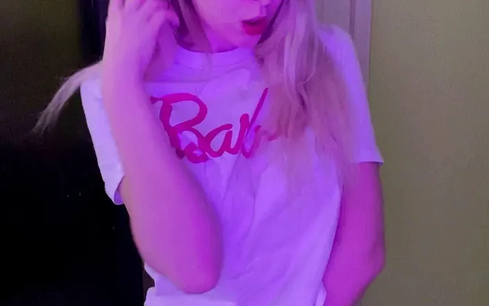 My bf cuckold: sexy dívka ukazuje své nahé tělo