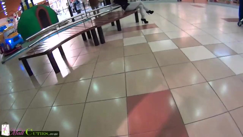 Old Nanny: MALLCUTIES - urocza nastolatka Liliet uwielbia seks z nieznajomymi