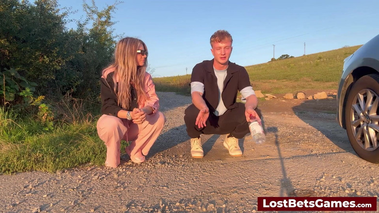 Lost Bets Games: वे अपनी स्ट्रिप बोतल से फ्लिप गेम, हंसी और हवा में भरने वाली उत्तेजना जारी रखते हैं