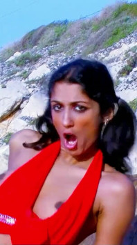 Ragazza magra indiana scopata sulla spiaggia da flirta in vacanza