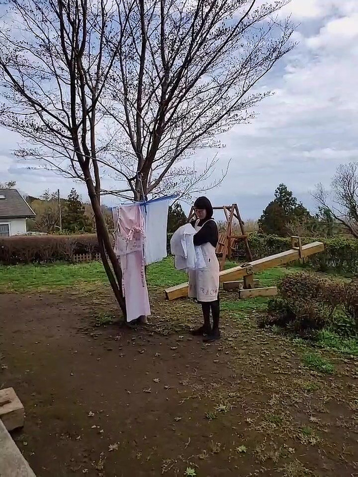 Mayumi Kanzaki: お母さんが洗濯物を取り込みます