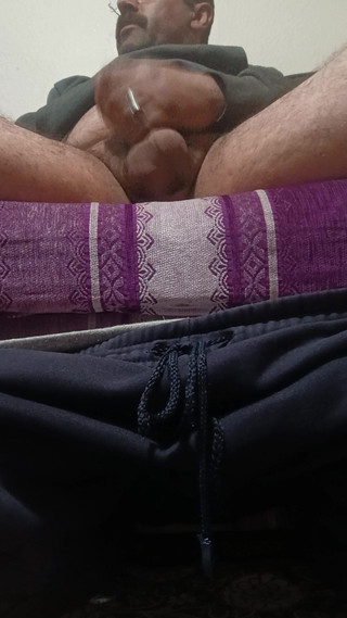 CenkAy: Oturma odasında mastürbasyon yapıyor ve harika bir şekilde boşalıyor.