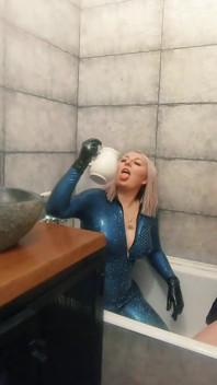 Baño relajarse en goma de látex con leche, video fetiche divertido romántico