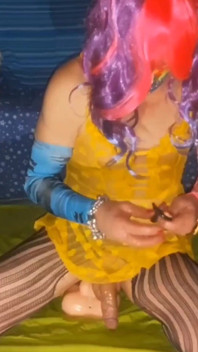 Zvýšený pohled Jízda na mém robertku na mrdku v My Little Yellow Oblek a Punčochách