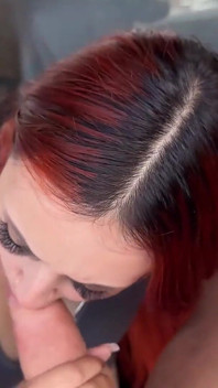 Saya hanya datang untuk memotong rambut ... Dia akhirnya memberi saya layanan penuh