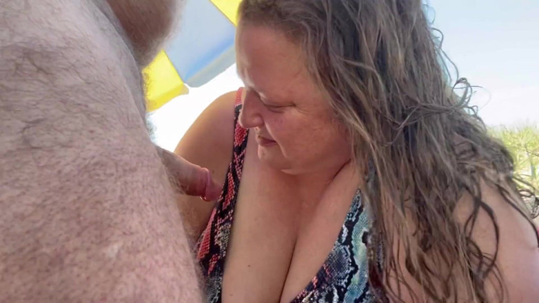 WeAreFukBunnies: Fukbunnies en una playa con mirando y masturbándose