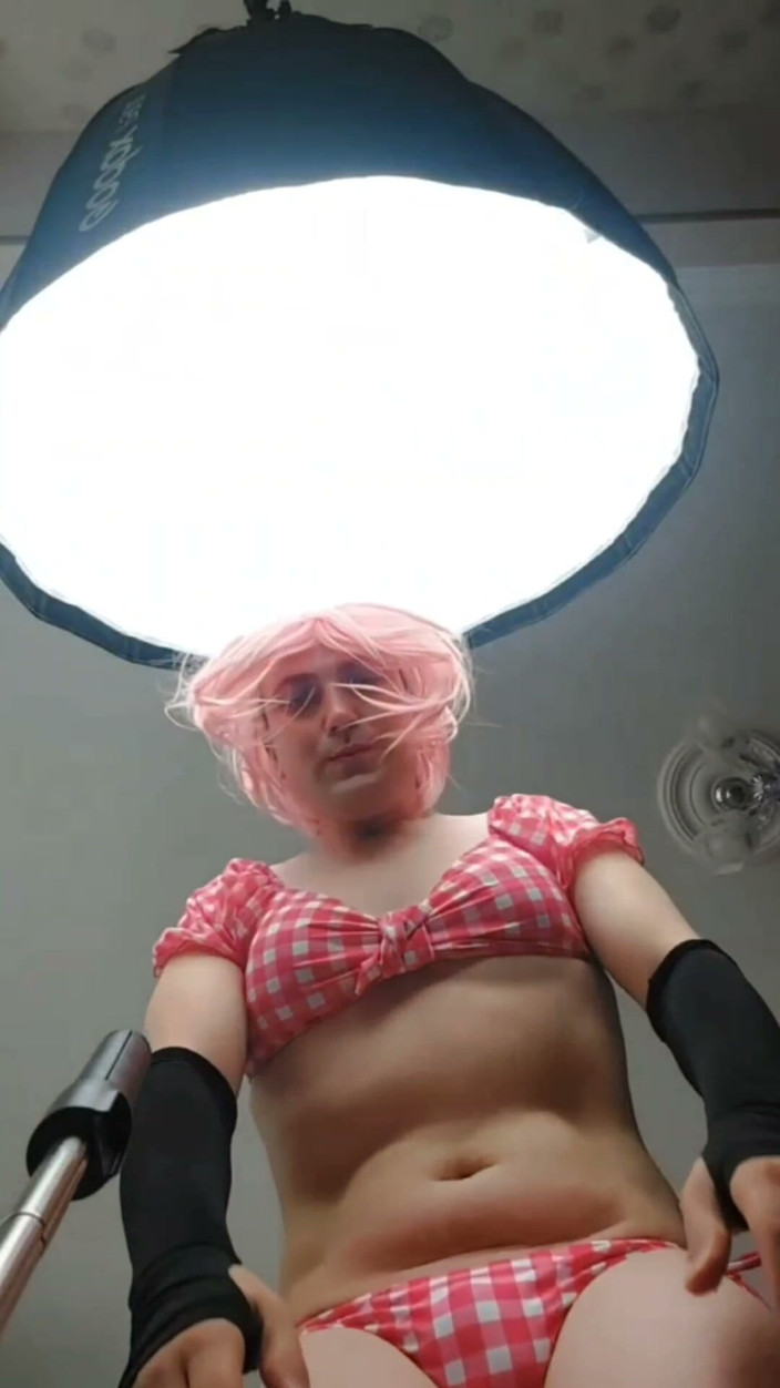 Kitty_Cross: Pinky vit femboy i bikini med stor rumpa