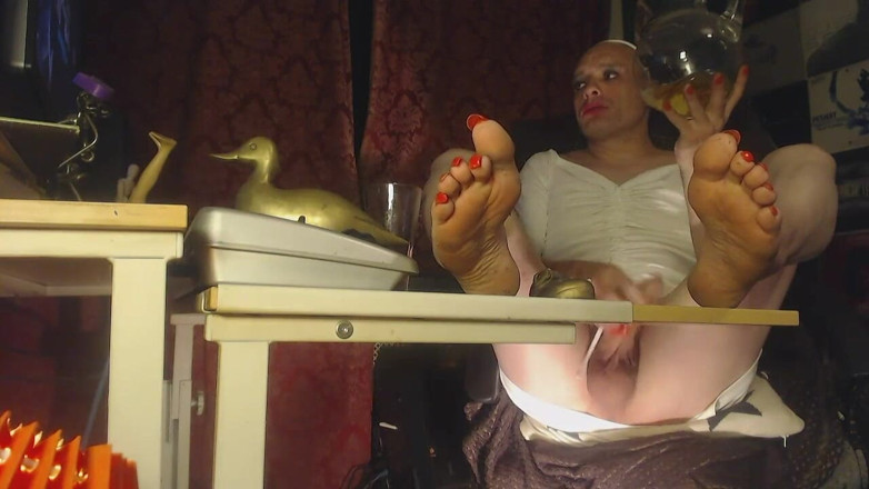 Lilly Disgrace: Trinken von pisse aus pitcher kanne