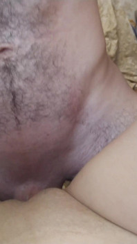 Hintli sıska kız arkadaş amcığını sikiyor ve göğüslerine boşalıyor porno yıldızı