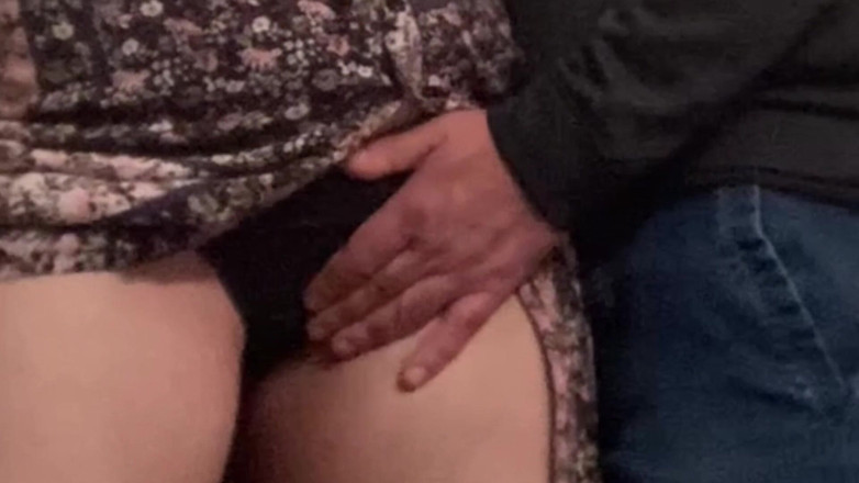 PriyaNaavya: Wauw!!! Vreemde kerel wrijft over mijn poesje in de trein