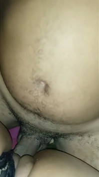Adora la gran polla de su vagina estrecha mientras besa sus hermosos pies.