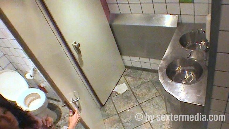 Viewer cam by Sextermedia: トイレでの素人セックス