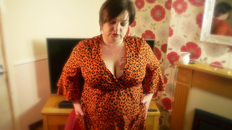 Amy Black the Slutty Scottish MILF: Amy tiene una lolly de hielo