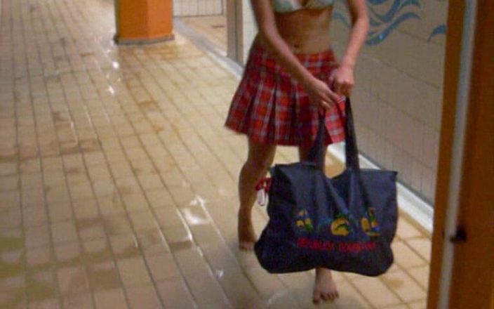 Blondehexe: Teeny Im Schwimmbad