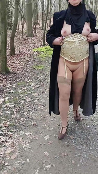 La mia ragazza musulmana mostra la sua figa fuori nel parco.