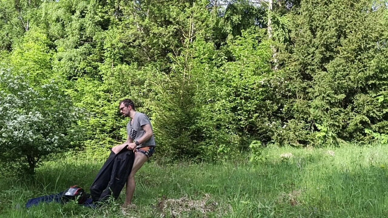 kickerscooter: Se masturbando lá fora na floresta completamente nu, enorme