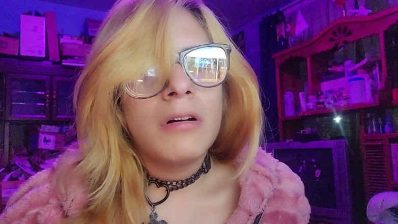 Crystal Phoenix: Sissy, Kilisede Seks Kolyesi Takıyor Asmr