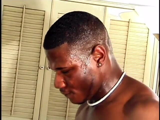 Gays Case: Le black adore se faire enculer en levrette