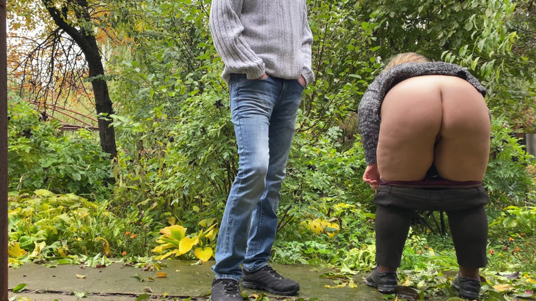 OurFetishLife: Sleduji, jak sexy milfka s tlustým zadkem chčije v punčochách...