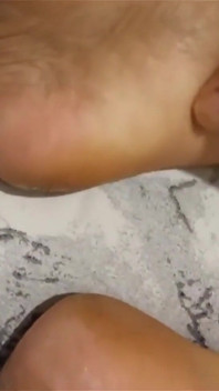 Kontmassage op zijn hondjes echte amateur-voetfetisj voetmassage