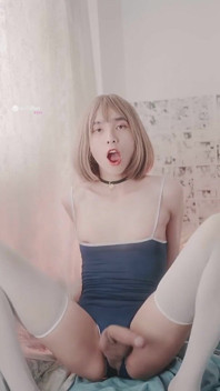 Asiatică Femboy ejaculează în costum de baie