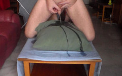 Sex hub male: John chčije po celém pohovce