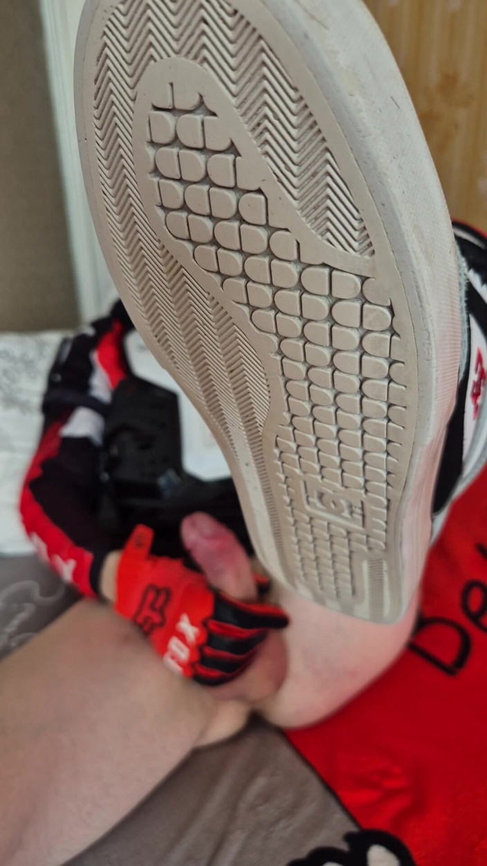 Sneakersmax98: Cowok ini lagi asik orgasme di perlengkapan sepeda motor