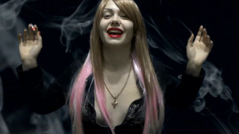 Goddess Misha Goldy: 这里有很多烟