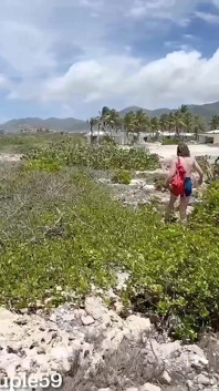 Żona pieprzy przypadkowego dopasowanego faceta na plaży nudystów, podczas gdy mężulek nagrywa, dziwka żona uzyskiwanie jebana na plaży nudystów przez nieznajomego