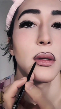 Femboy a sexy mariquita transformación con maquillaje y peluca