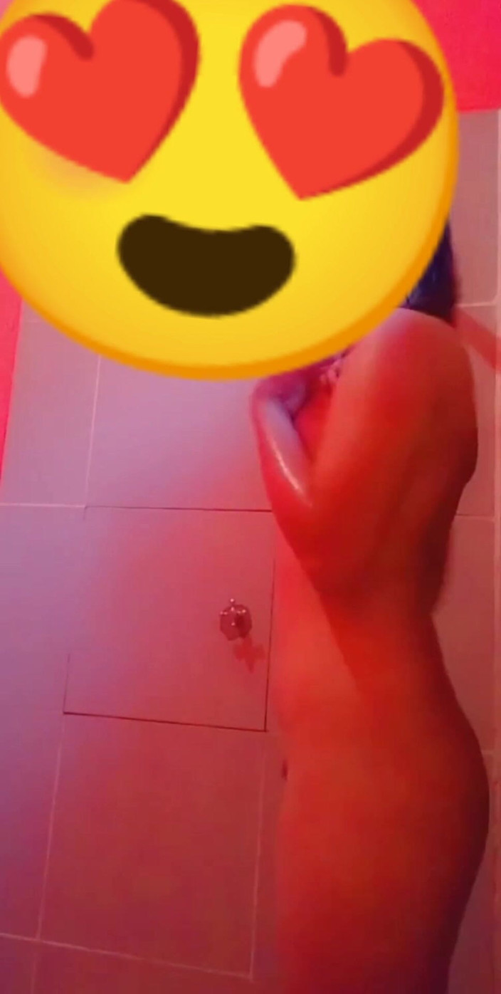Eatrella j: Svůdná holka nahá ve sprše