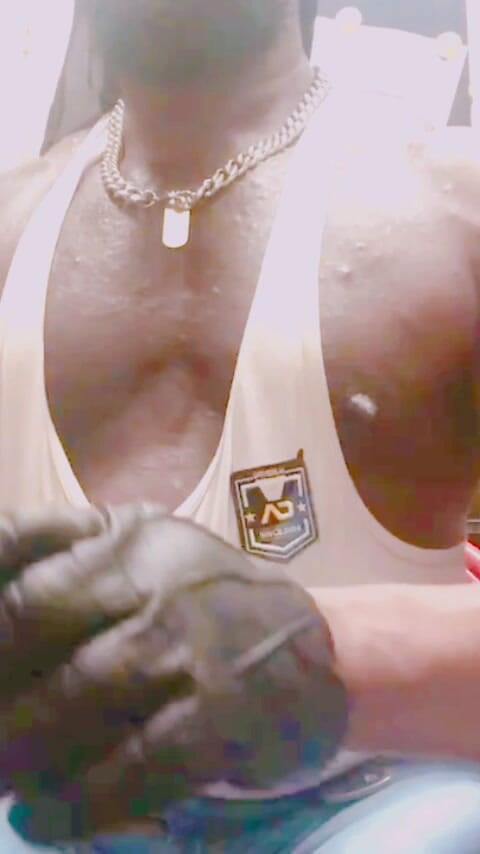 Black smoking muscle stepdad: Svalnatý hřebec kožená džínové boty kouření Solo Titpig