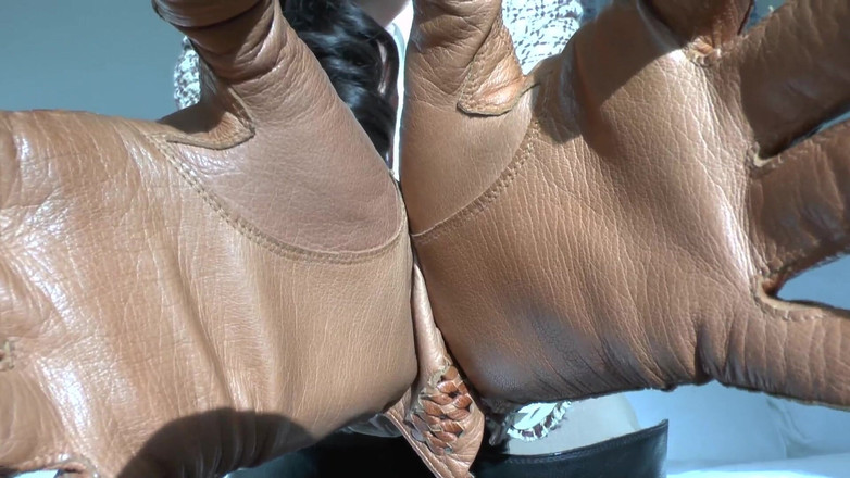 Lady Victoria Valente: セッションの気分を盛り上げる:鞭が鳴る前に革の手袋の匂いを嗅ぐことを許される!レディ・ヴィクトリア・ヴァレンテ