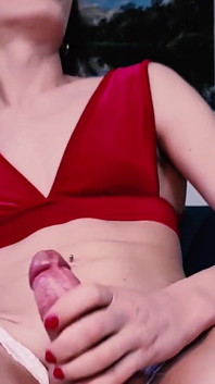 Trans polacca magra in lingerie bianca e rossa si masturba e sborra