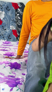Přítelkyně Mého Přítele Přišla Do Mého Pokoje a Začala Mi Sát Penis a Já Jsem Také Poprvé Šukal Její Těsnou Kundičku.