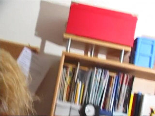 Lucky Cooch: Milf bionda che mostra il suo pacchetto