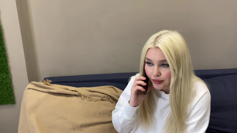 Blondessa: Istri nakal nyepong kontol bos suaminya sendiri