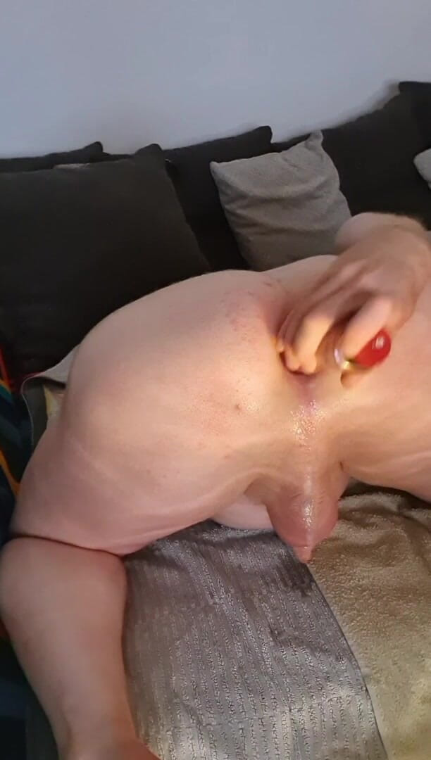 AHoleToKillFor: Cagna scoreggia con dildo anale
